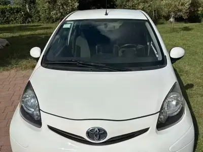 Usata Toyota Aygo 68 CV (50 kW) 2013 Bianco Utilitaria
