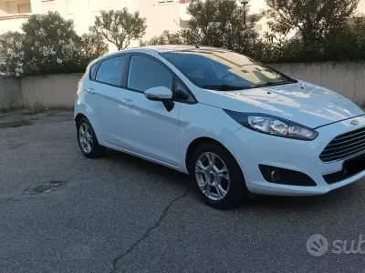 Usata Ford Fiesta 101 CV (74 kW) 2015 Bianco Utilitaria