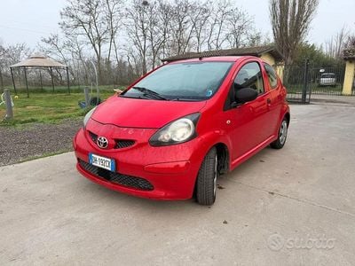 Usata Toyota Aygo Sol 67 CV (49 kW) 2007 Rosso Utilitaria