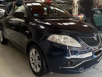 Usata Lancia Ypsilon 60 CV (44 kW) 2016 Blu Utilitaria