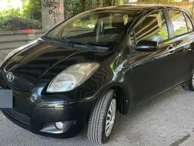 Usata Toyota Yaris 90 CV (66 kW) 2010 Nero Utilitaria