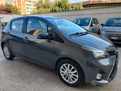 Usata Toyota Yaris 90 CV (66 kW) 2015 Grigio Utilitaria