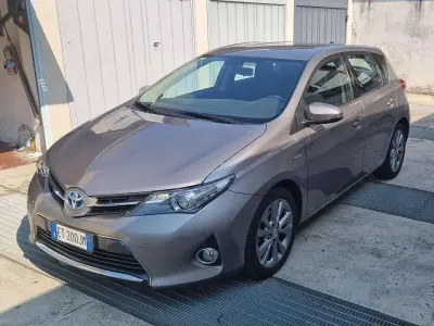 Usata Toyota Auris Hybrid Active 99 CV (72 kW) 2013 Bronzo Berlina
