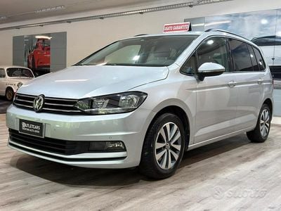Begagnad VW Touran Business 116 HK (85 kW) 2017 Grå Minibuss