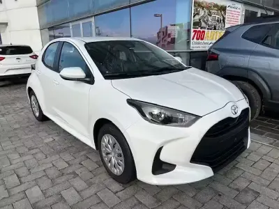 Nuova Toyota Yaris Hybrid Active 92 CV (67 kW) 2026 Bianco Berlina