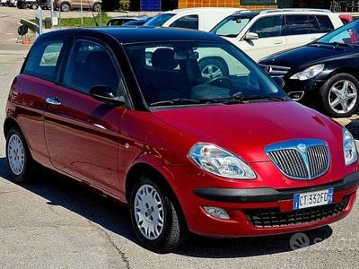 Begagnad Lancia Ypsilon 70 HK (51 kW) 2005 Röd Halvkombi