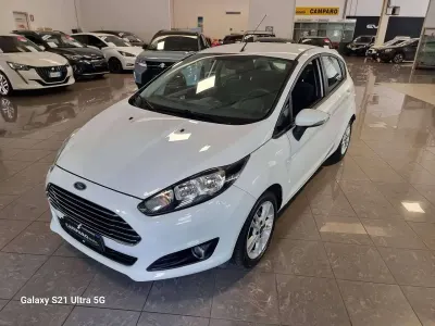 Usata Ford Fiesta Titanium 75 CV (55 kW) 2015 Bianco Utilitaria