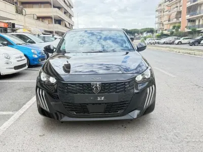 Usata Peugeot 208 Allure 101 CV (74 kW) 2025 Nero Utilitaria