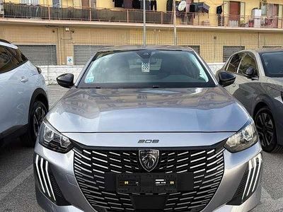 Usata Peugeot 208 Allure 101 CV (74 kW) 2025 Grigio Utilitaria