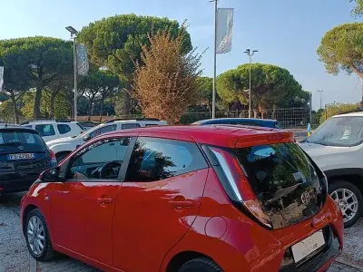 Usata Toyota Aygo 69 CV (50 kW) 2016 Rosso Utilitaria