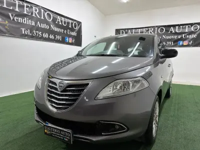 Usado Lancia Ypsilon S 95 CV (69 kW) 2013 Gris Utilitario