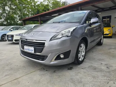 Usado Peugeot 5008 Active 115 CV (84 kW) 2014 Gris Monovolumen