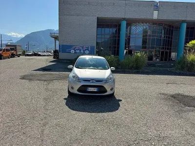 Usata Ford Fiesta Ghia 82 CV (60 kW) 2008 Grigio Utilitaria