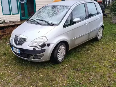Usata Lancia Musa 101 CV (74 kW) 2004 Grigio Monovolume