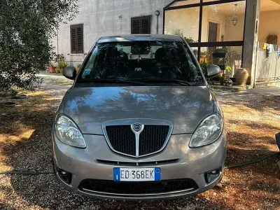 Usata Lancia Ypsilon 75 CV (55 kW) 2010 Grigio Utilitaria
