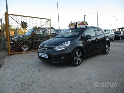 Usata Kia Rio 75 CV (55 kW) 2014 Grigio Berlina