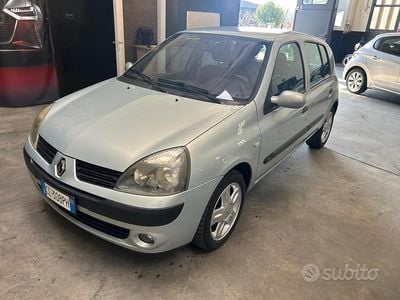 Usata Renault Clio II 75 CV (55 kW) 2005 Grigio Utilitaria