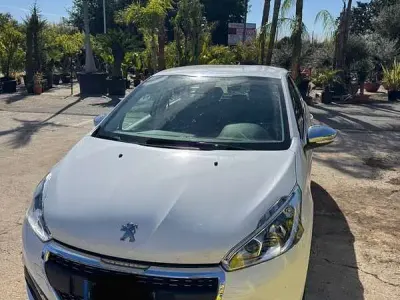 Usata Peugeot 208 Allure 75 CV (55 kW) 2016 Bianco Utilitaria