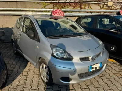 Usata Toyota Aygo Sol 68 CV (50 kW) 2010 Grigio Utilitaria