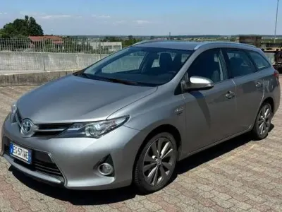 Usata Toyota Auris Hybrid Active 99 CV (72 kW) 2013 Argento Station wagon