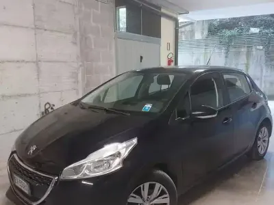 Usata Peugeot 208 68 CV (50 kW) 2015 Bluazzurro Utilitaria
