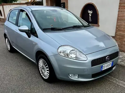 Usado Fiat Grande Punto Dynamic 65 HP (47 kW) 2006 Cinzento Citadino