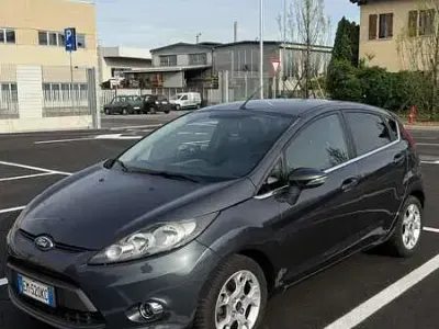 Usado Ford Fiesta Titanium 97 HP (71 kW) 2012 Azul Sedan