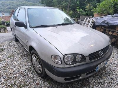 Usata Toyota Corolla 86 CV (63 kW) 2000 Grigio Berlina