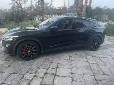 Usata Ford Mustang Extended Range 136 CV (100 kW) 2022 Nero SUV