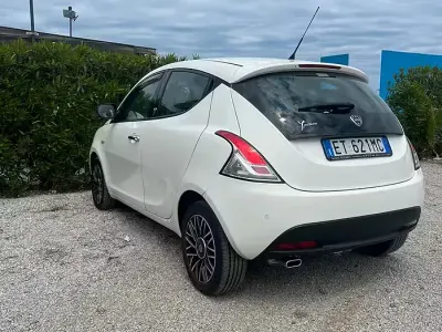 Begagnad Lancia Ypsilon 95 HK (69 kW) 2015 Halvkombi