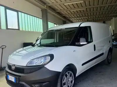 Usata Fiat Doblò Lounge 120 CV (88 kW) 2021 Bianco Monovolume