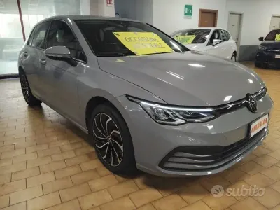 Usata VW Golf VIII Life 110 CV (80 kW) 2022 Moonstone grey / metallizzato Berlina