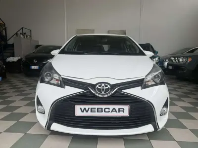 Usata Toyota Yaris Lounge 69 CV (50 kW) 2015 Bianco Utilitaria