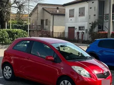 Usata Toyota Yaris 69 CV (50 kW) 2006 Rosso Berlina