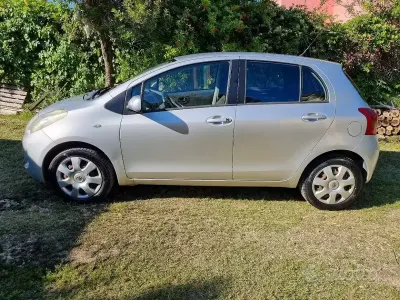 Usata Toyota Yaris 69 CV (50 kW) 2009 Grigio Utilitaria
