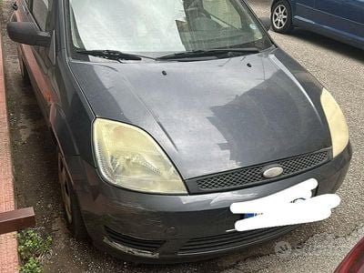 Usata Ford Fiesta 75 CV (55 kW) 2004 Grigio Utilitaria