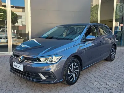 Usata VW Polo Life 95 CV (69 kW) 2022 Grigio Utilitaria