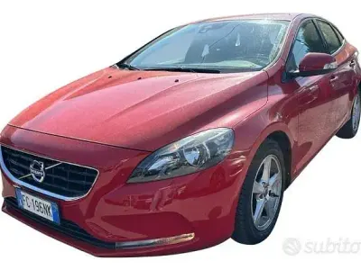 Second-hand Volvo V40 Momentum 120 CP (88 kW) 2016 Roșu Berlinǎ