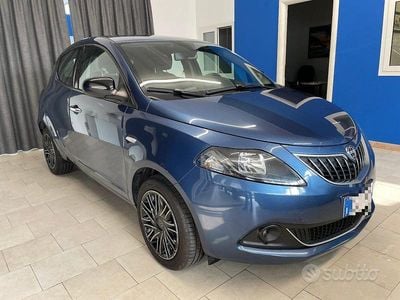 Usata Lancia Ypsilon Gold 70 CV (51 kW) 2022 Blu metallizzato Utilitaria