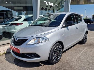 Usado Lancia Ypsilon Gold 69 HP (50 kW) 2018 Prateado Citadino
