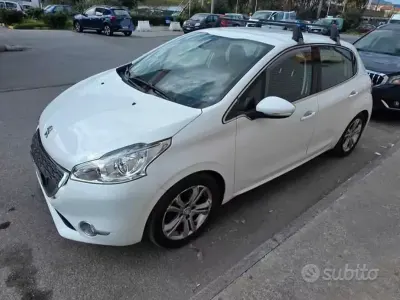 Usata Peugeot 208 68 CV (50 kW) 2013 Bianco Utilitaria
