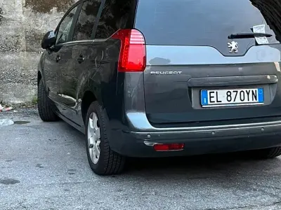 Gebraucht Peugeot 5008 112 PS (82 kW) 2012 Grau Van / Kleinbus