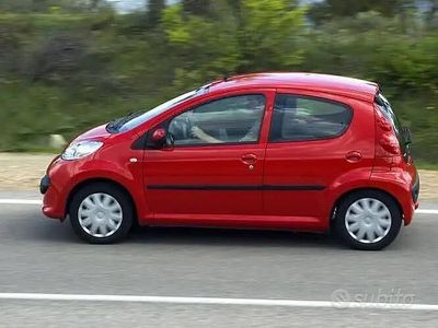 Usata Peugeot 107 Active 68 CV (50 kW) 2014 Rosso Utilitaria