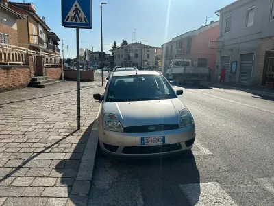 Usata Ford Fiesta 68 CV (50 kW) 2003 Grigio Utilitaria