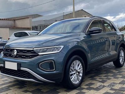 Usata VW T-Roc Life 116 CV (85 kW) 2023 Nero SUV