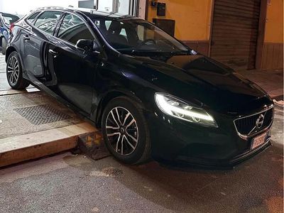Usata Volvo V40 120 CV (88 kW) 2019 Nero Berlina