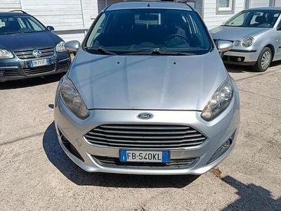 Begagnad Ford Fiesta 95 HK (69 kW) 2015 Silver Halvkombi