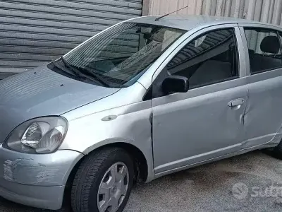 Usata Toyota Yaris 68 CV (50 kW) 2000 Grigio Berlina