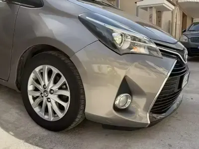 Usata Toyota Yaris 90 CV (66 kW) 2015 Grigio Utilitaria