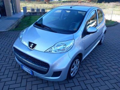 Usata Peugeot 107 Active 68 CV (50 kW) 2011 Argento Utilitaria